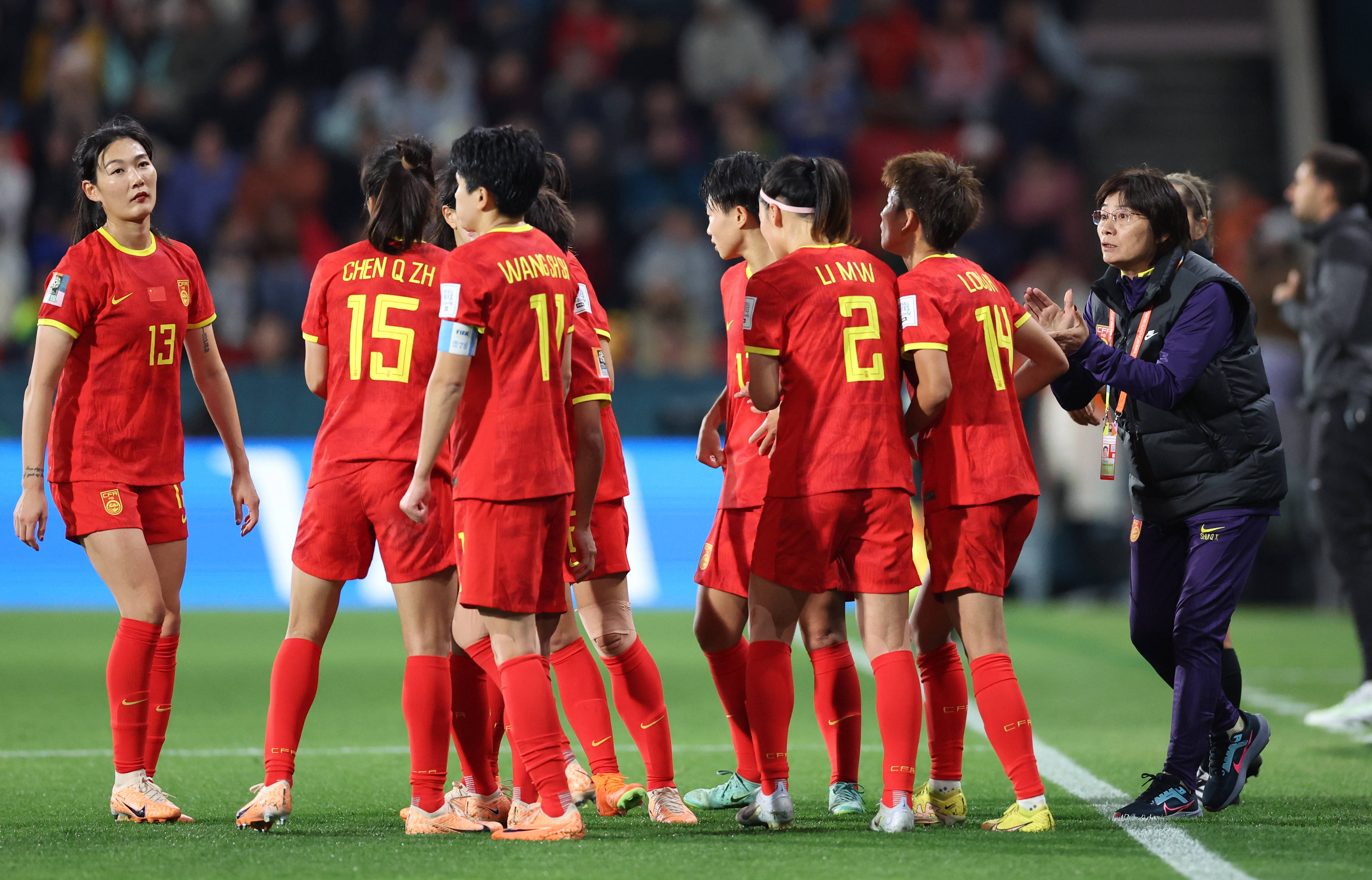 女足比赛中,球员展现出色技术 女足比赛中,球员展现出色技术