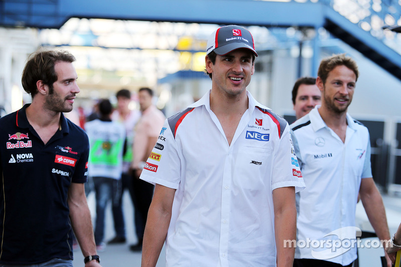 红牛二队鏖战迈凯伦,汉密尔顿刷新纪录 红牛二队鏖战迈凯伦,汉密尔顿刷新纪录