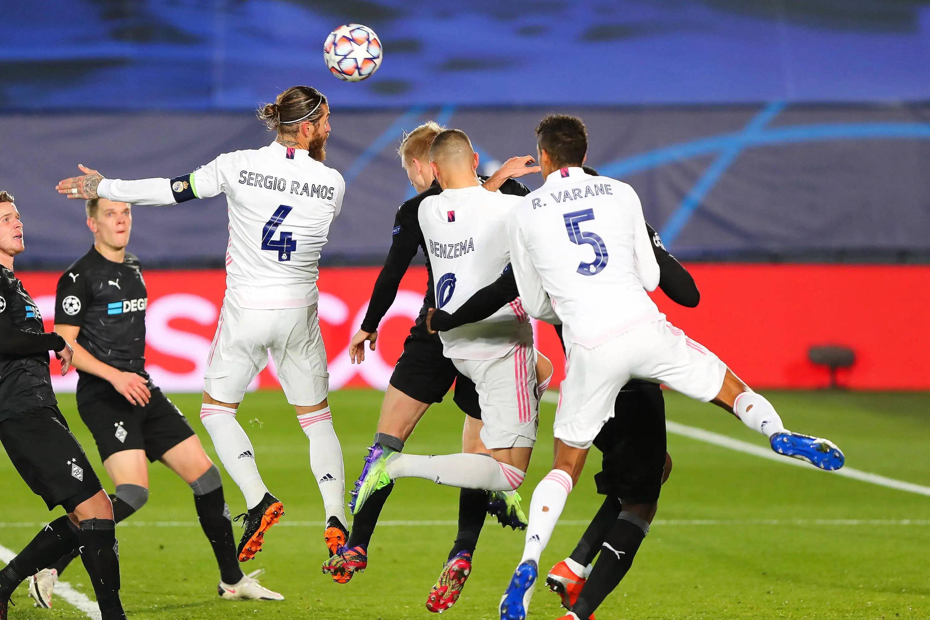 包含莱比锡红牛横扫巴萨，戈麦斯点燃赛场的词条