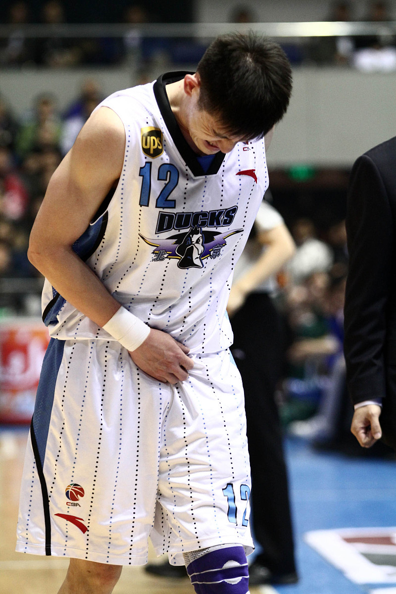 快船翻盘天津队,王哲林统治全场 快船翻盘天津队,王哲林统治全场