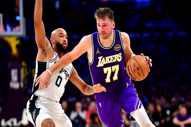 骑士鏖战马刺,东契奇统治全场 骑士鏖战马刺,东契奇统治全场